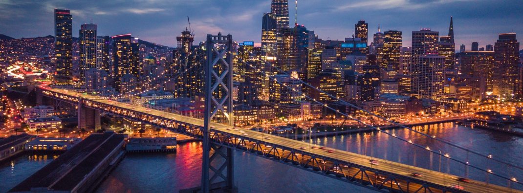 Bay Bridge e skyline de San Francisco à noite